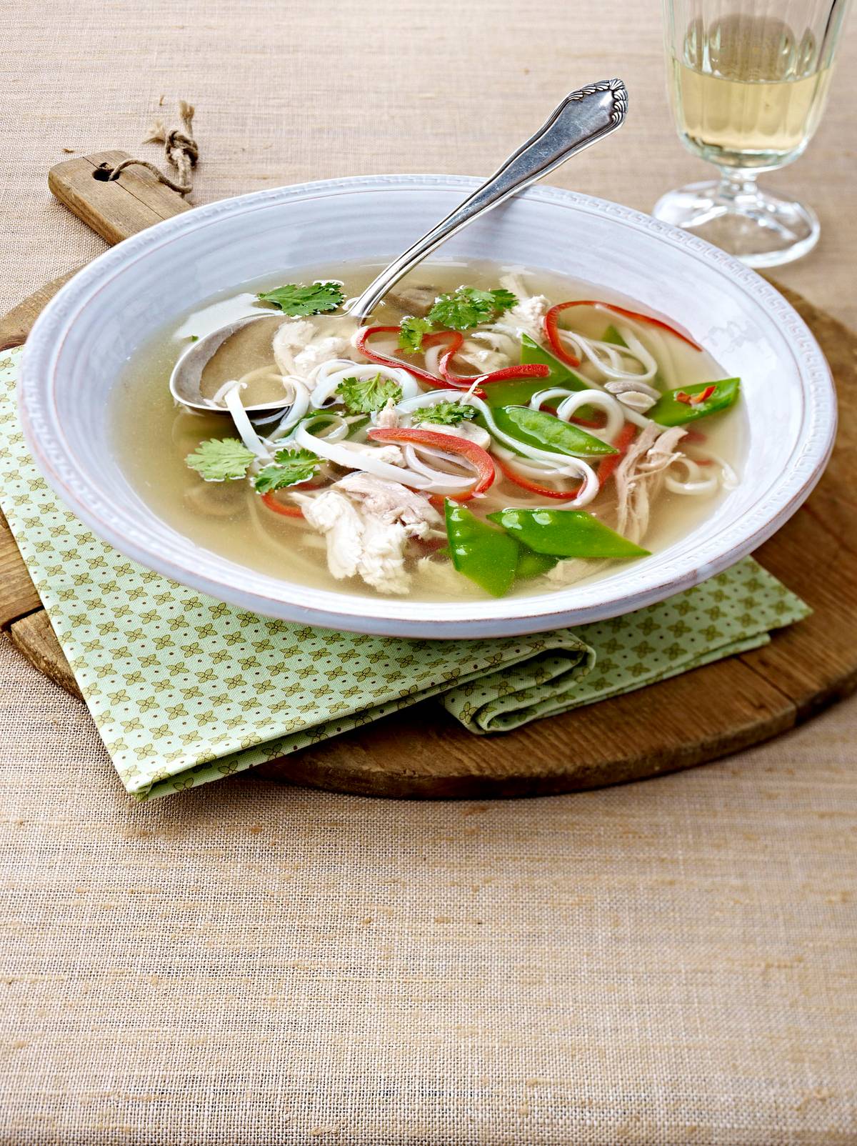 Hühnersuppe mit Glasnudeln und Gemüse Rezept