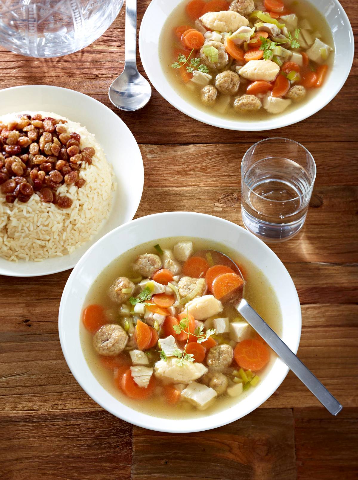 Hühnersuppe mit Rosinenreis Rezept