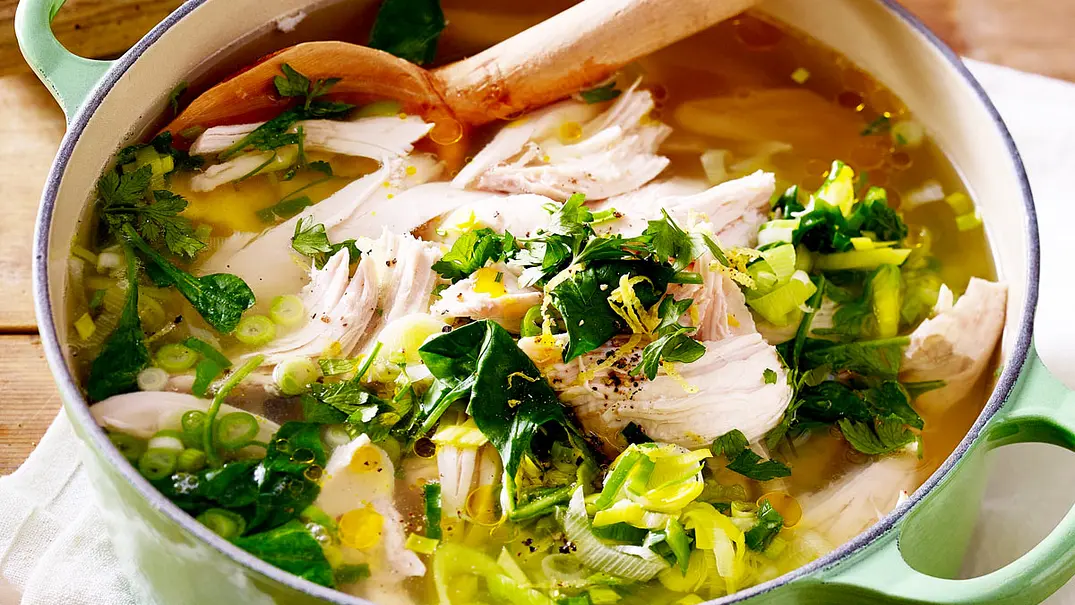 Hühnersuppe mit Zitrone und Spinat Rezept - Foto: LECKER @ Bauer Media Group Hühnersuppe mit Zitrone und Spinat Rezept - Foto: LECKER @ Bauer Media Group