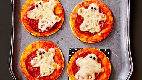 Top 5 Halloween-Rezepte für Fingerfood: Hui-Buh-Pizzetten mit Salami - Foto: Are Media Syndication 