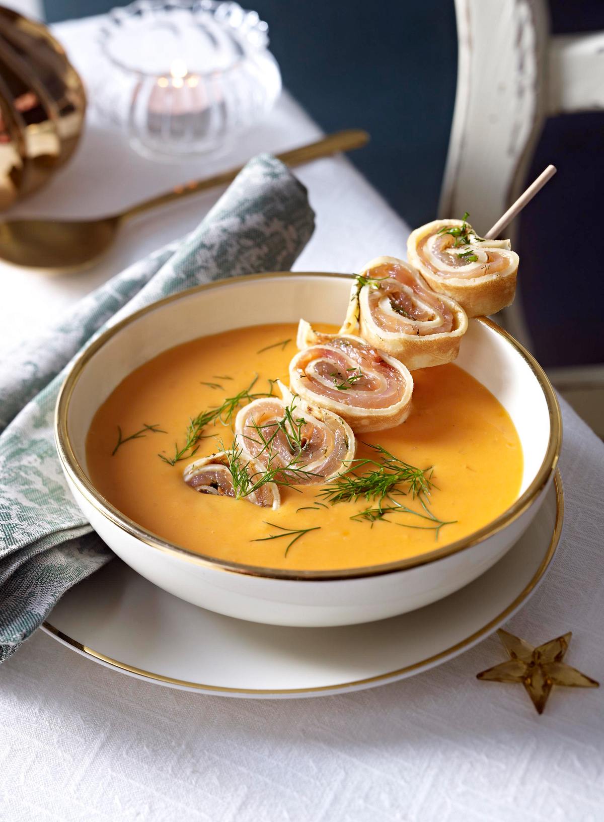 Hummer-Orangen-Suppe mit Lachs-Crespelle Rezept