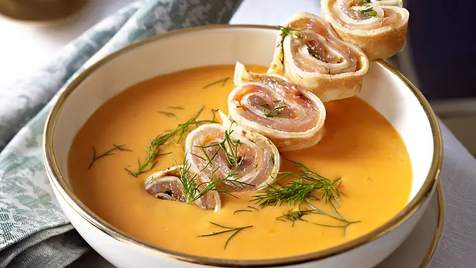 Hummer-Orangen-Suppe mit Lachs-Crespelle Rezept - Foto: LECKER @ Bauer Media Group Hummer-Orangen-Suppe mit Lachs-Crespelle Rezept - Foto: LECKER @ Bauer Media Group