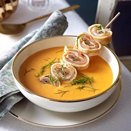 Hummer-Orangen-Suppe mit Lachs-Crespelle-Spießen Rezept Hummer-Orangen-Suppe mit Lachs-Crespelle-Spießen Rezept