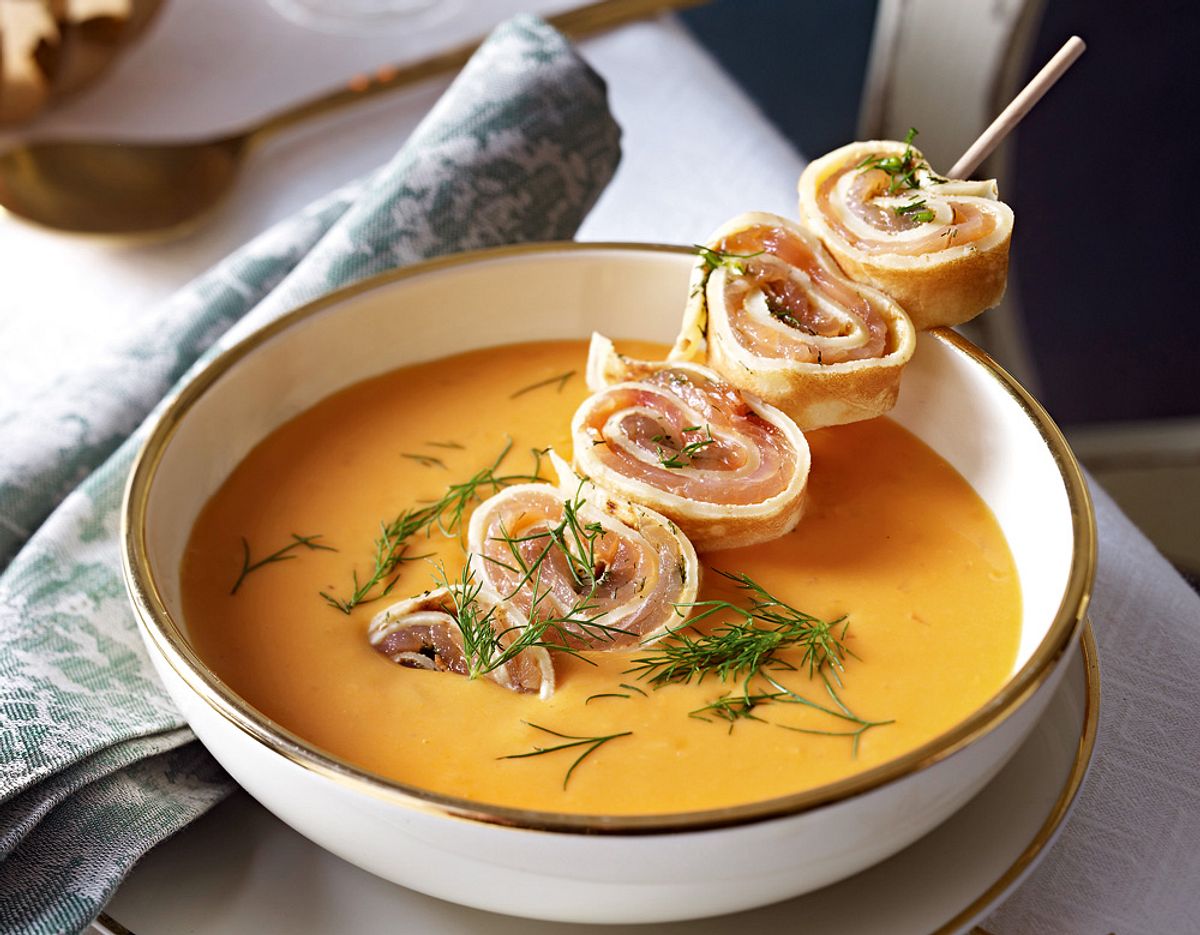 Hummersuppe mit Lachs-Crespelle-Spießen Rezept