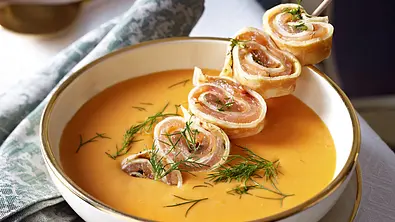 Hummersuppe mit Lachs-Crespelle-Spießen Rezept - Foto: LECKER @ Bauer Media Group