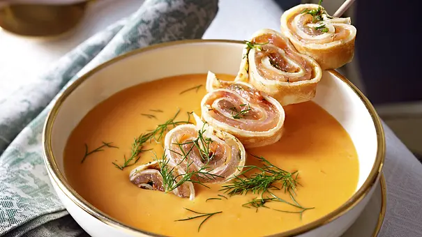 Hummersuppe mit Lachs-Crespelle-Spießen Rezept - Foto: LECKER @ Bauer Media Group Hummersuppe mit Lachs-Crespelle-Spießen Rezept - Foto: LECKER @ Bauer Media Group