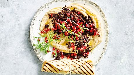 Hummus mit Hack und Granatapfel Rezept - Foto: House of Food / Bauer Food Experts KG