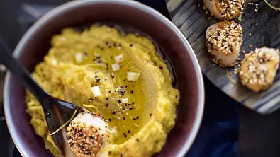 Hummus mit Zuckerrübe, Sesam und Jacobsmuscheln Rezept - Foto: LECKER @ Bauer Media Group