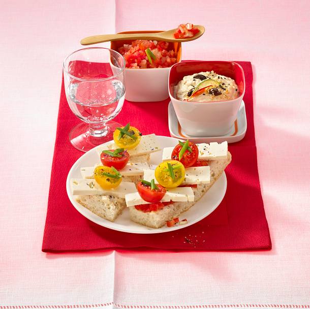 Hummus und feurige Tomatensalsa zu Fladenbrot Rezept Hummus und feurige Tomatensalsa zu Fladenbrot Rezept