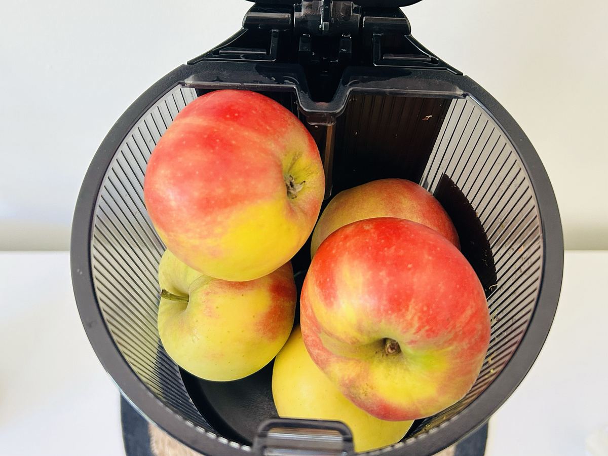 H400 von Hurom: Einfülltrichter mit Äpfeln