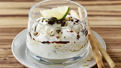 Hüttenkäse-Dip mit Crème fraîche, Limette, Kürbiskernen und -öl Rezept - Foto: LECKER @ Bauer Media Group