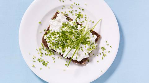 Hüttenkäse mit Schnittlauch auf Vollkornbrot Rezept - Foto: House of Food / Bauer Food Experts KG