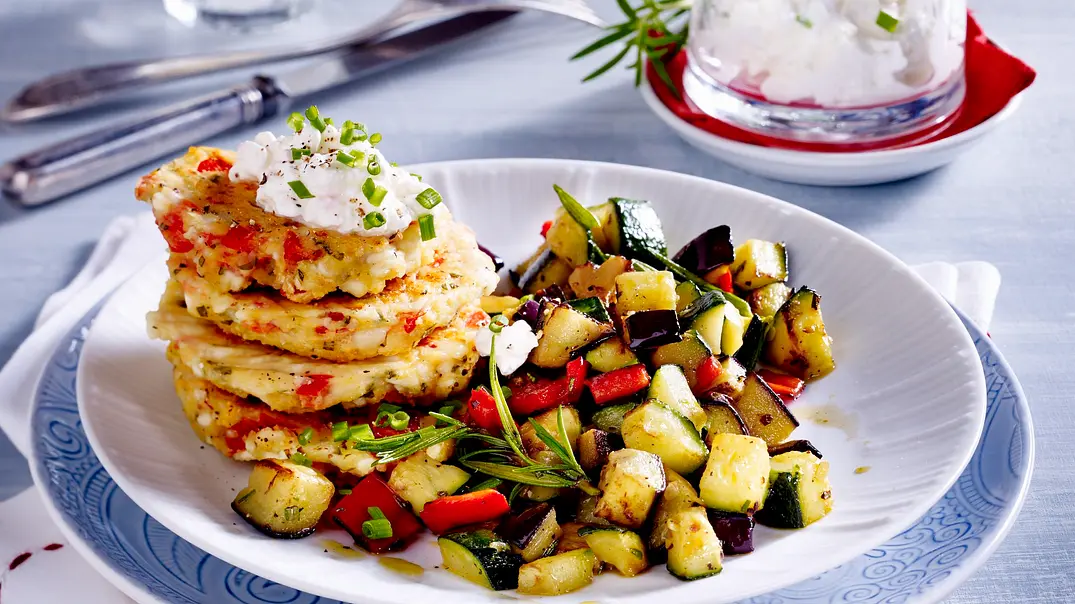 Hüttenkäsetaler auf mediterranem Gemüse Rezept - Foto: LECKER @ Bauer Media Group Hüttenkäsetaler auf mediterranem Gemüse Rezept - Foto: LECKER @ Bauer Media Group