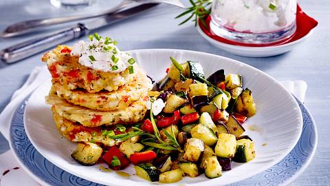 Hüttenkäsetaler auf mediterranem Gemüse Rezept - Foto: House of Food / Bauer Food Experts KG