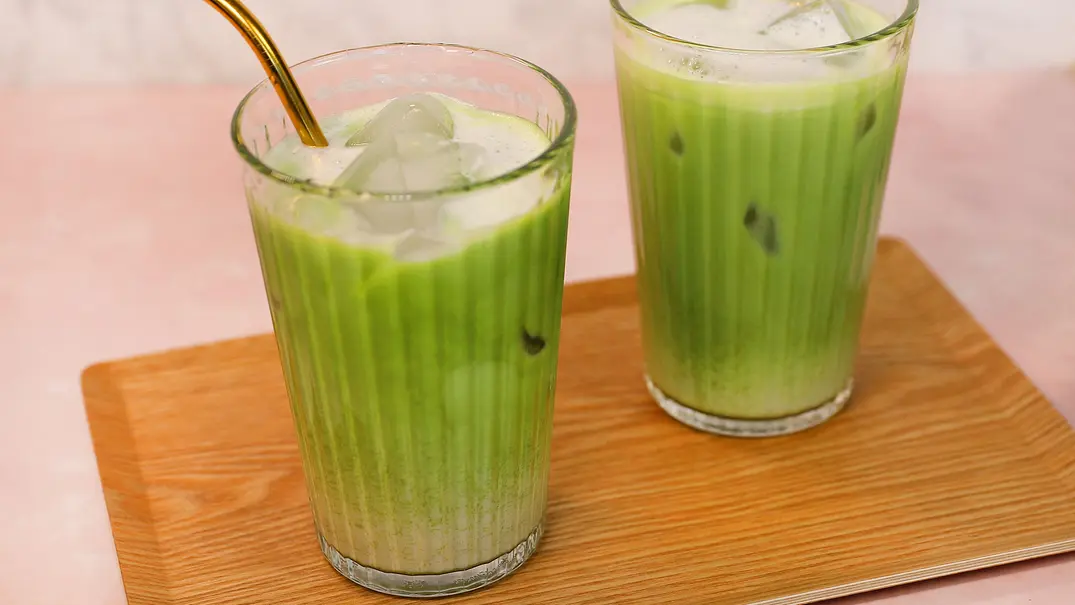 Iced Matcha Latte in zwei Gläsern mit Trinkhalmen - Foto: Andrea Sommer / LECKER.de Iced Matcha Latte in zwei Gläsern mit Trinkhalmen - Foto: Andrea Sommer / LECKER.de