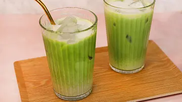 Iced Matcha Latte in zwei Gläsern mit Trinkhalmen - Foto: Andrea Sommer / LECKER.de Iced Matcha Latte in zwei Gläsern mit Trinkhalmen - Foto: Andrea Sommer / LECKER.de