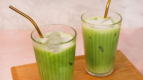 Iced Matcha Latte in zwei Gläsern mit Trinkhalmen - Foto: Andrea Sommer / LECKER.de