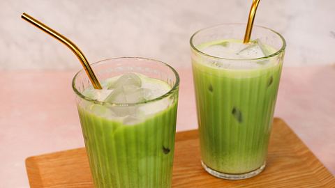 Iced Matcha Latte in zwei Gläsern mit Trinkhalmen - Foto: Andrea Sommer / LECKER.de