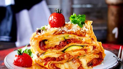 Ideen für die Kastenform: Wickellasagne mit Tomaten und Zucchini - Foto: House of Food / Bauer Food Experts KG