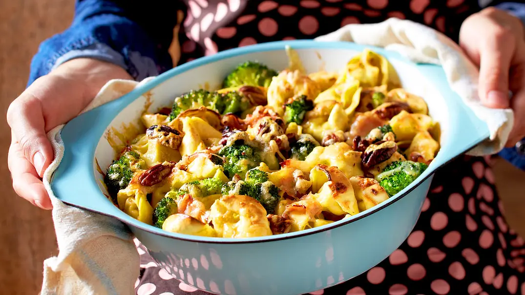 Ihh, Brokkoli-Auflauf mit gekochtem Schinken und Pekannüssen Rezept - Foto: LECKER @ Bauer Media Group Ihh, Brokkoli-Auflauf mit gekochtem Schinken und Pekannüssen Rezept - Foto: LECKER @ Bauer Media Group