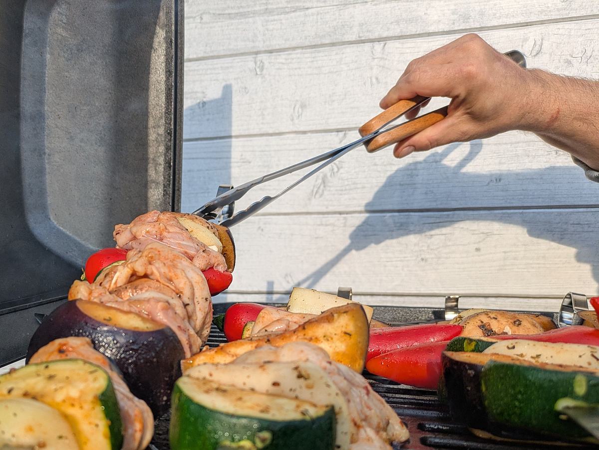 Grillspieße werden mit der IKEA Grilltider Grillzange gewendet.