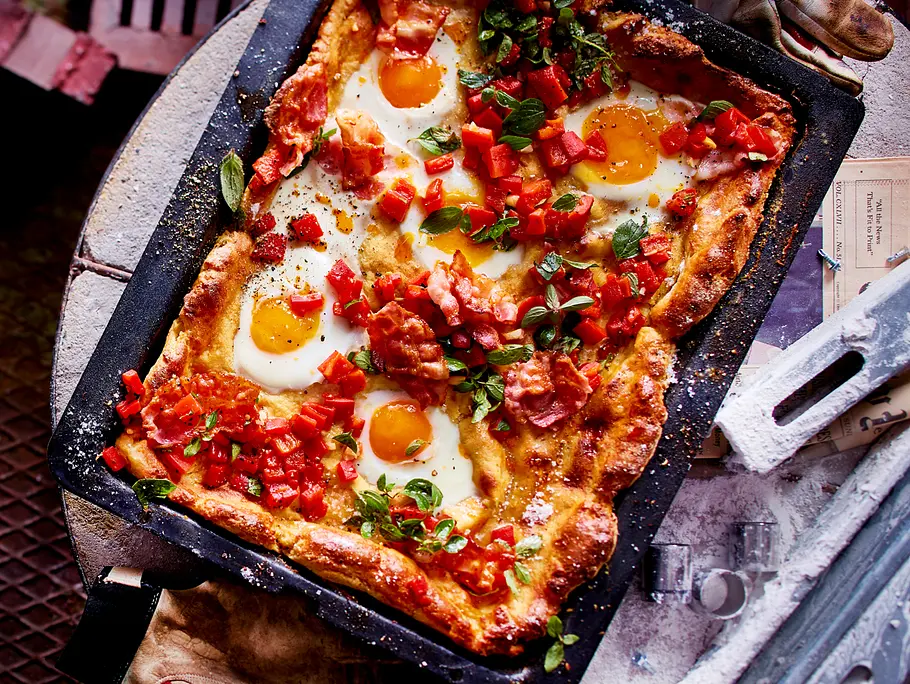 Im Blech eingelassene Kartoffel-Shakshuka Rezept Im Blech eingelassene Kartoffel-Shakshuka Rezept