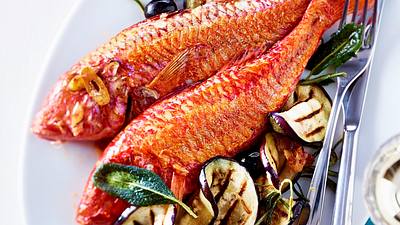 Im Ofen gebackene Rotbarben mit gegrillter Aubergine Rezept - Foto: House of Food / Bauer Food Experts KG