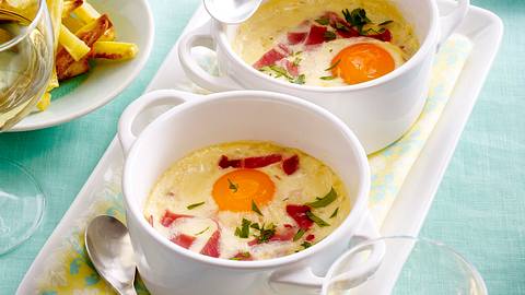 Im Ofen gebackenes Ei mit Schinken und gebackenen Kartoffeln Rezept - Foto: House of Food / Bauer Food Experts KG
