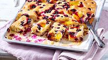 Rührkuchen vom Blech mit schwarzen Johannisbeeren, ein Teil davon in Stücke geschnitten - Foto: House of Food / Bauer Food Experts KG
