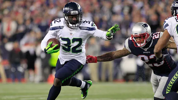 Ein Bild aus dem Spiel zwischen den Seattle Seahawks und den New England Patriots zeigt einen Spieler mit Football in der Hand der der Defense ausweicht - Foto: IMAGO / UPI Photo