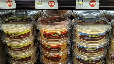 Fertig-Hummus aus dem Kühlregal - Foto: IMAGO / Wirestock