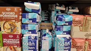 Ein Supermarktregal mit Köll-Hafeflocken und Instant-Porridge. - Foto: @Imago-Images