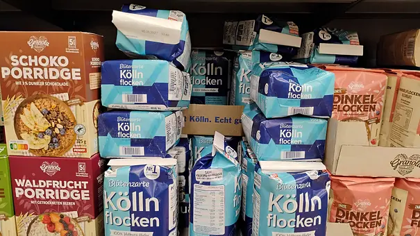 Ein Supermarktregal mit Köll-Hafeflocken und Instant-Porridge. - Foto: @Imago-Images