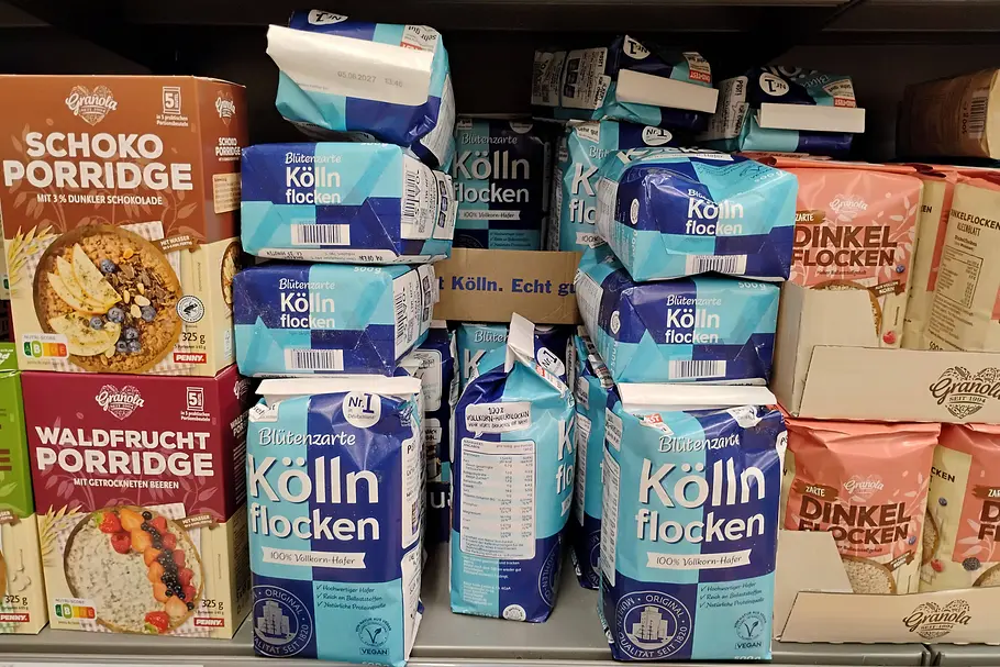 Ein Supermarktregal mit Köll-Hafeflocken und Instant-Porridge.