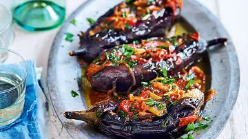 Imam bayildi (gefüllte Auberginen) Rezept - Foto: LECKER @ Bauer Media Group Imam bayildi (gefüllte Auberginen) Rezept - Foto: LECKER @ Bauer Media Group