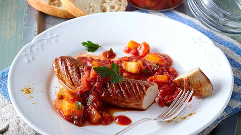 Ideen für Imbiss-Food: Currywurst mit Mango-Chutney - Foto: House of Food / Bauer Food Experts KG