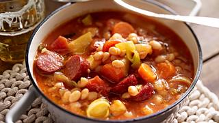 Immer-wieder-aufwärm-Suppe mit Bohnen und Mettenden Rezept - Foto: House of Food / Bauer Food Experts KG