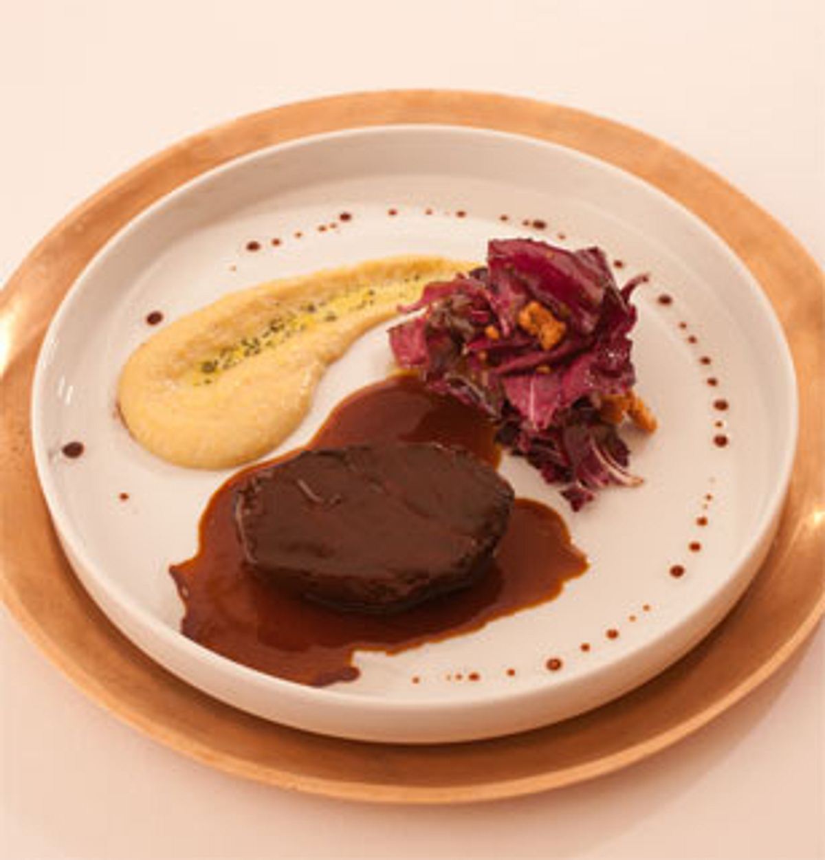 In Balsamico geschmorte Ochsenbacke mit Thymianpolenta und sautierten Radicchio (Kolja Kleeberg) Rezept