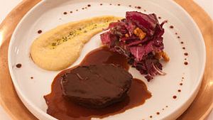 In Balsamico geschmorte Ochsenbacke mit Thymianpolenta und sautierten Radicchio (Kolja Kleeberg) Rezept - Foto: Kolja Kleeberg