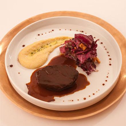 In Balsamico geschmorte Ochsenbacke mit Thymianpolenta und sautierten Radicchio (Kolja Kleeberg) Rezept