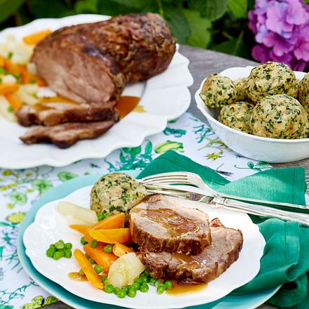 In Milch geschmorter Schweinebraten zu Semmelknödeln und Gemüse Rezept In Milch geschmorter Schweinebraten zu Semmelknödeln und Gemüse Rezept