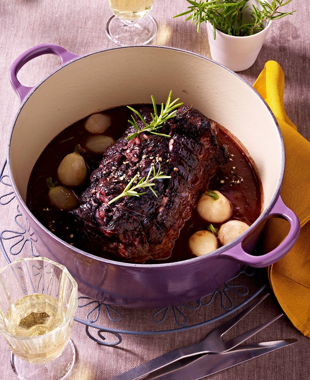 In Rotwein geschmorte Rinderschulter Rezept