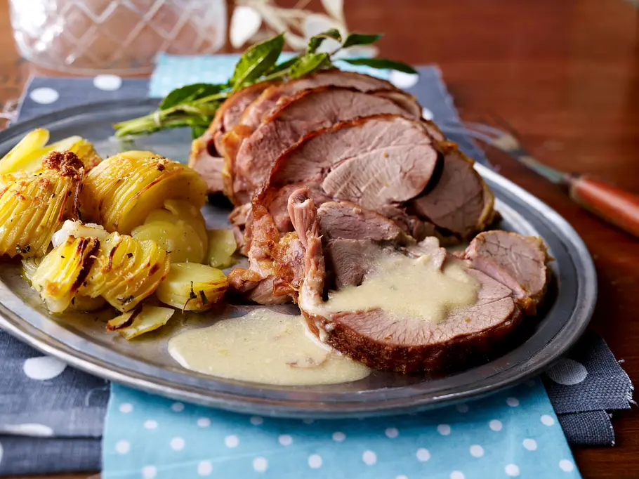 In Sahne geschmorte Putenoberkeule mit Fächerkartoffelgratin Rezept In Sahne geschmorte Putenoberkeule mit Fächerkartoffelgratin Rezept