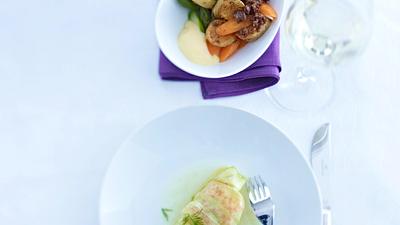In Zitrone gebackener Schellfisch mit sommerlichen Beilagen Rezept - Foto: House of Food / Bauer Food Experts KG