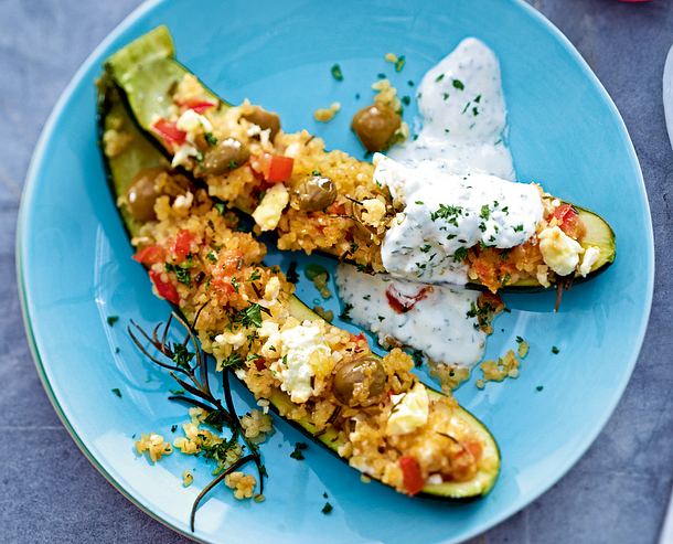 In Zucchinibötchen schippernder Feta-Oliven-Bulgur Rezept In Zucchinibötchen schippernder Feta-Oliven-Bulgur Rezept