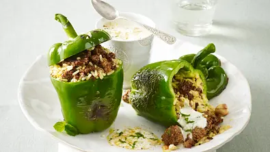 Indisch gefüllte Paprika mit Joghurt-Sesam-Soße Rezept - Foto: LECKER @ Bauer Media Group