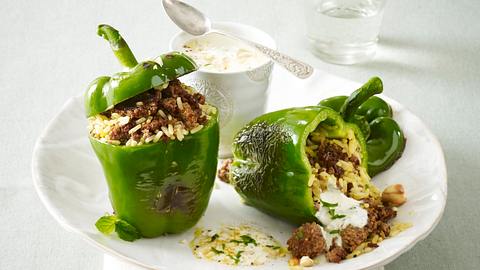 Indisch gefüllte Paprika mit Joghurt-Sesam-Soße Rezept - Foto: House of Food / Bauer Food Experts KG