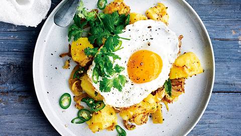 Indische Bratkartoffeln mit Spiegelei und Paprikarelish Rezept - Foto: House of Food / Bauer Food Experts KG