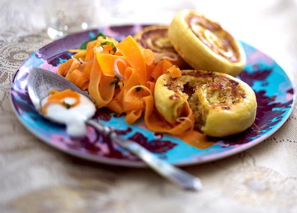 Indische Kartoffelschnecken mit Möhrensalat Rezept Indische Kartoffelschnecken mit Möhrensalat Rezept