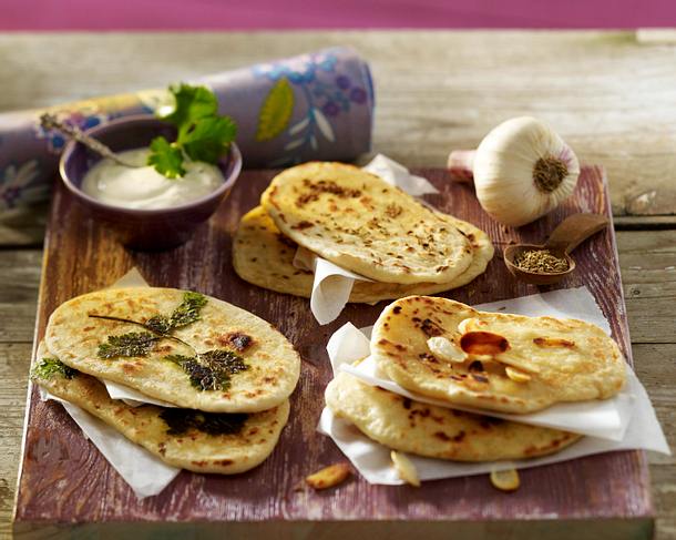 Indisches Naan-Brot aus der Pfanne mit Kümmel und Koriander zu Joghurt-Aioli Indisches Naan-Brot aus der Pfanne mit Kümmel und Koriander zu Joghurt-Aioli